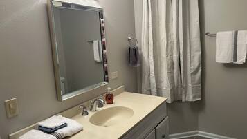 Toallas, jabón, papel de baño