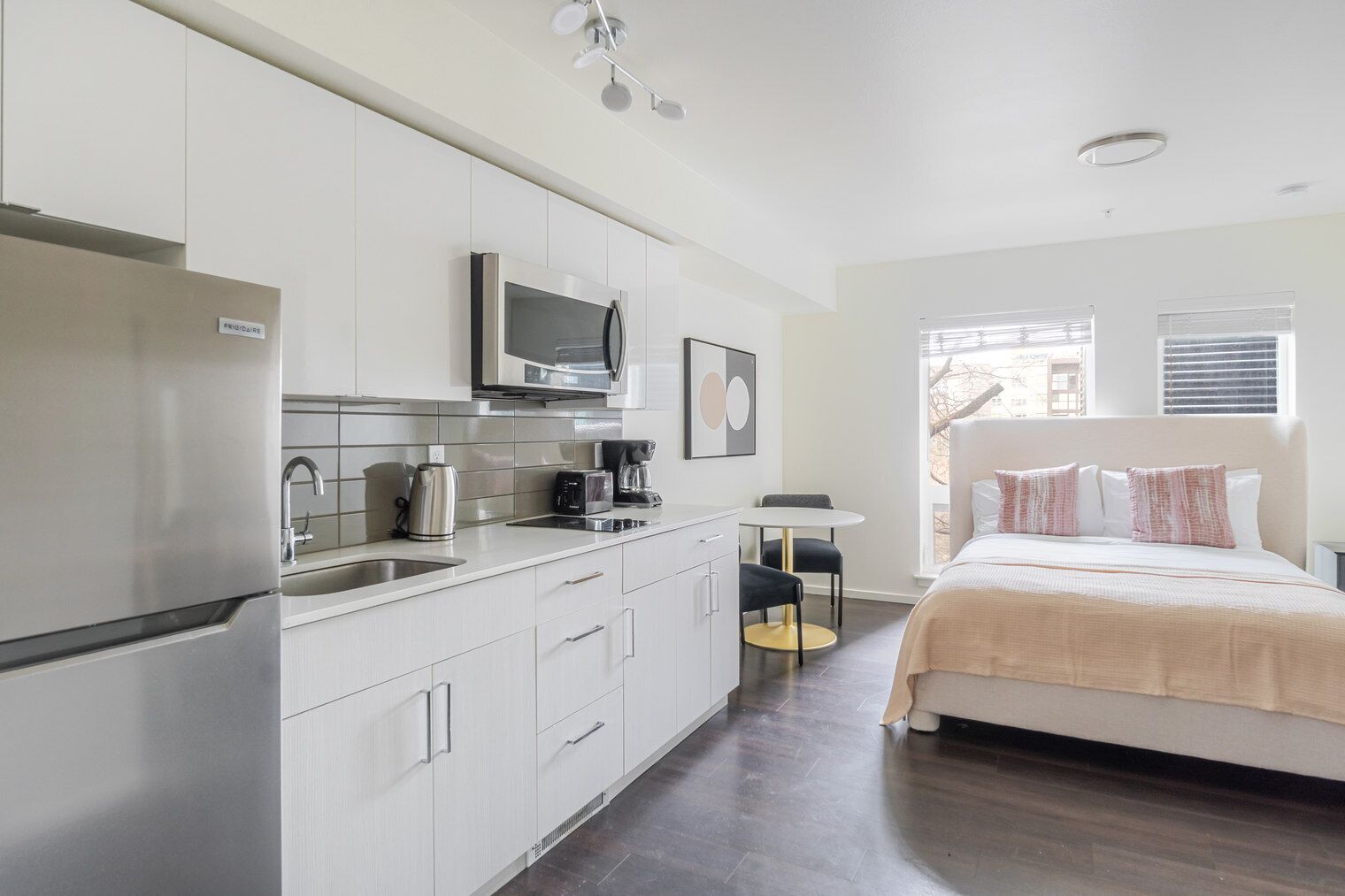 Iron/ironing board, WiFi, bed sheets