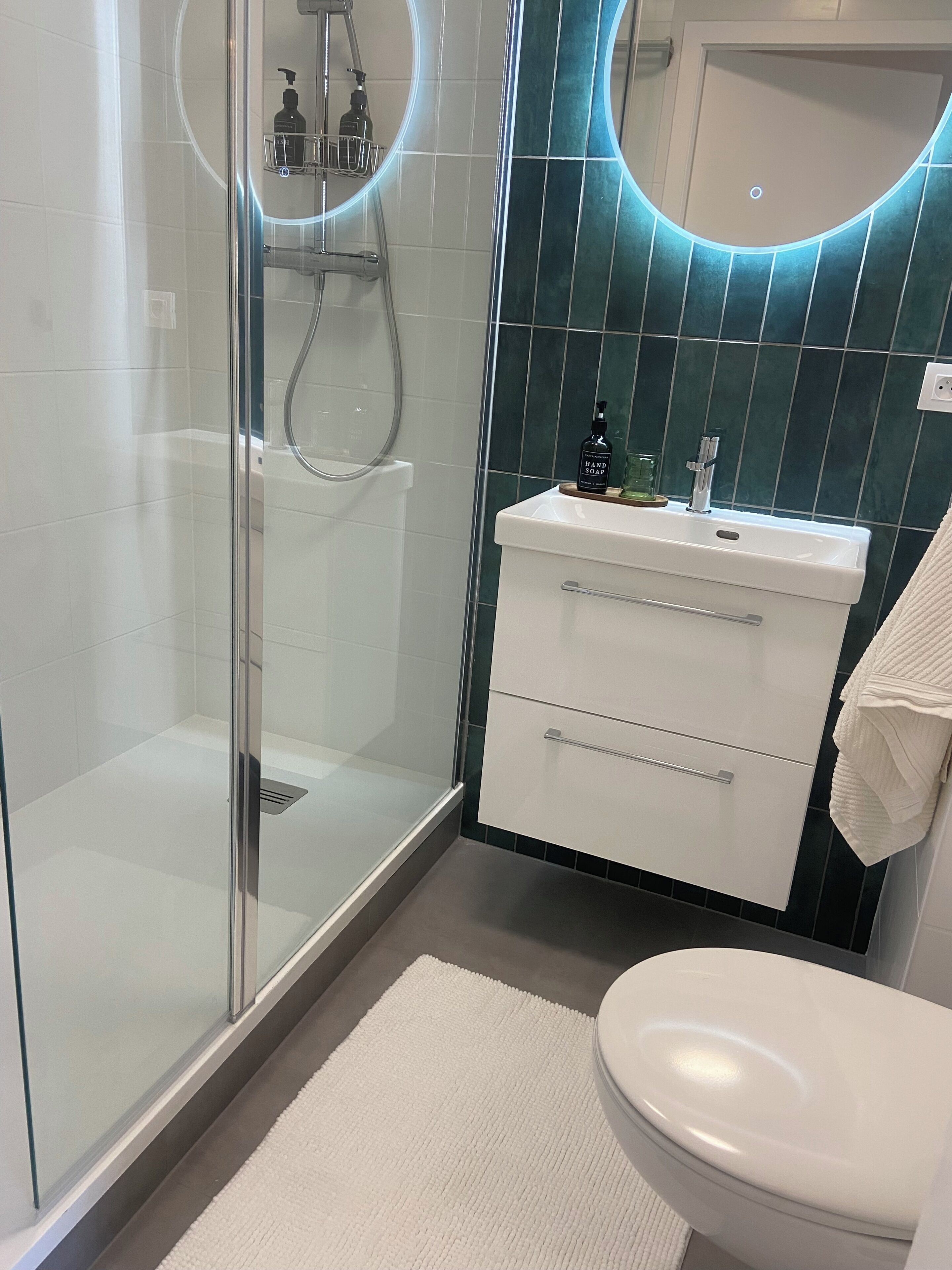 Douche, sèche-cheveux, serviettes fournies, savon