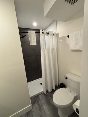 تجهيزات دش، مجففات شعر، مناشف، صابون