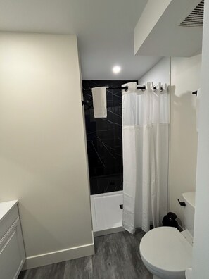 تجهيزات دش، مجففات شعر، مناشف، صابون