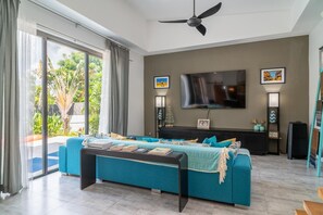 Villa, bassengutsikt | Oppholdsområde