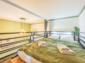 3 bedrooms, desk, Internet