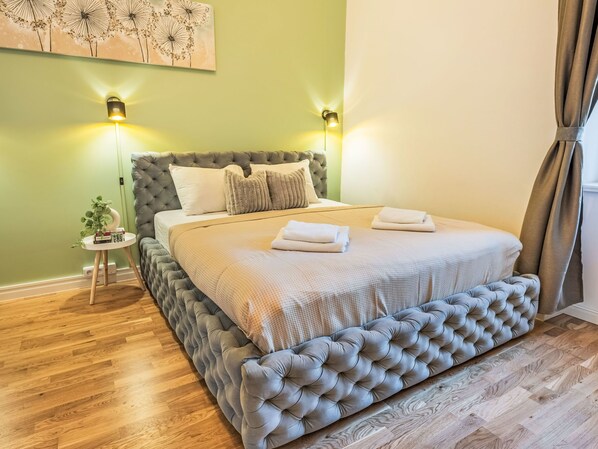 3 bedrooms, desk, Internet