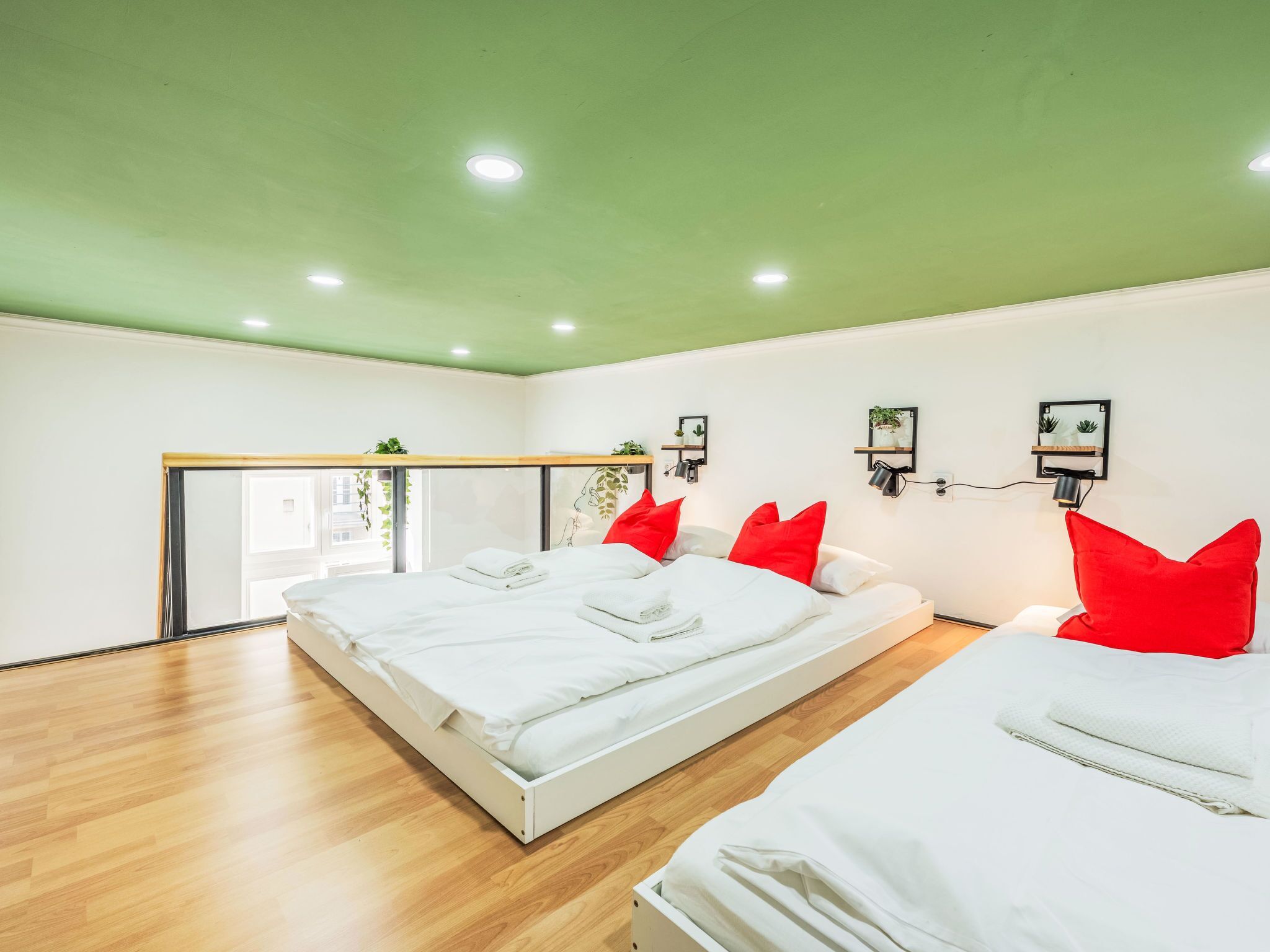 2 bedrooms, desk, internet