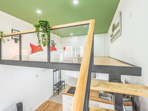 2 slaapkamers, een bureau, internet