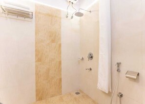 Quarto superluxo | Banheiro | Chuveiro, produtos de toalete grátis, toalhas de banho, sabonete