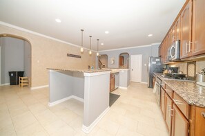 ثلاجة، ميكروويف، فرن، موقد طهي مسطح