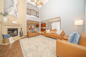 Smart TV - Stylish Family Getaway | Room for Everyone (Red Oak)