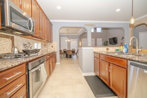 ثلاجة، ميكروويف، فرن، موقد طهي مسطح