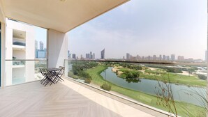 Un balcon offrant une vue sur les toits d’une ville et sur une rivière.