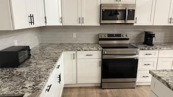 Køleskab, mikrobølgeovn, ovn, kogeplade