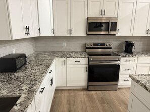 Køleskab, mikrobølgeovn, ovn, kogeplade