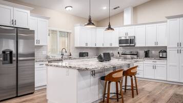 Refrigerador, microondas, horno, placa de cocina