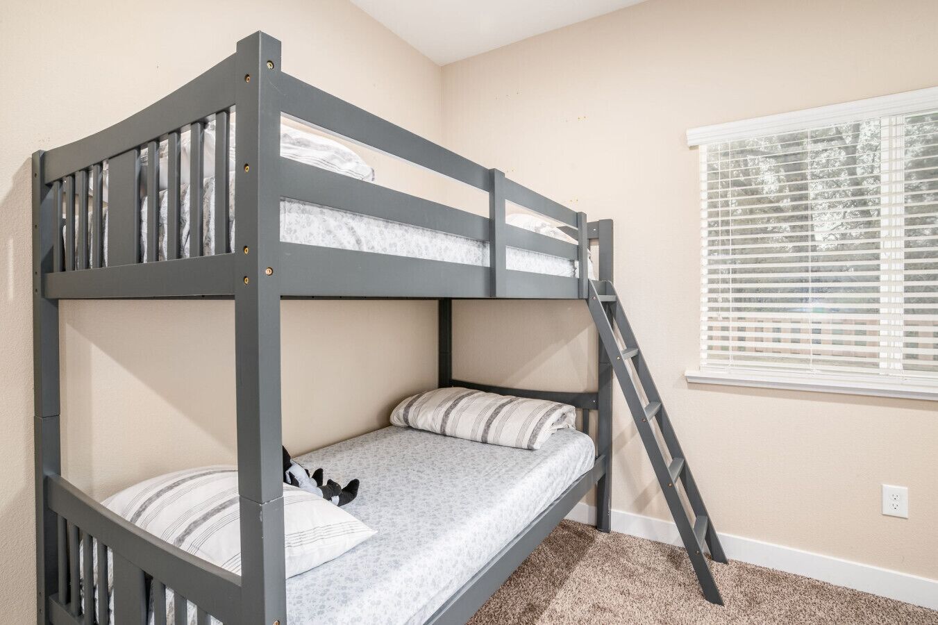 7 habitaciones, escritorio y tabla de planchar con plancha 