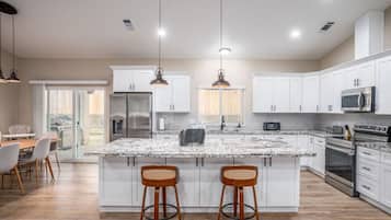 Refrigerador, microondas, horno, placa de cocina