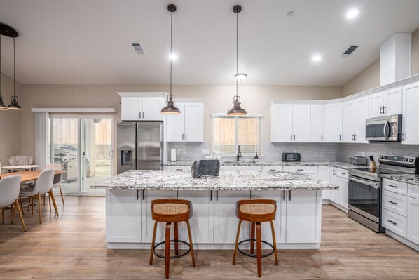 Refrigerador, microondas, horno, placa de cocina