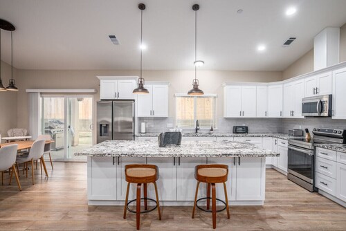 Oakhurst Oasis – Modern Furnishings, Hot Tub, Game Room, EV Plug, BBQ & Fire Pit, Pet‑Friendly | Sleeps 18+ | 5 Mins to Downtown