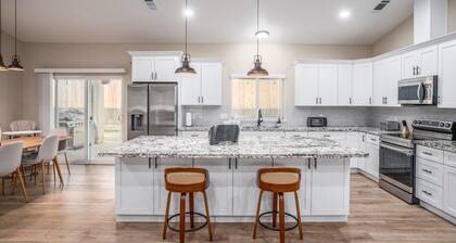 Oakhurst Oasis – Modern Furnishings, Hot Tub, Game Room, EV Plug, BBQ & Fire Pit, Pet‑Friendly | Sleeps 18+ | 5 Mins to Downtown