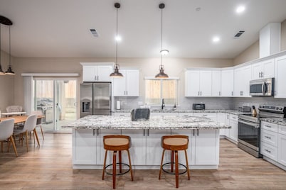 Oakhurst Oasis – Modern Furnishings, Hot Tub, Game Room, EV Plug, BBQ & Fire Pit, Pet‑Friendly | Sleeps 18+ | 5 Mins to Downtown