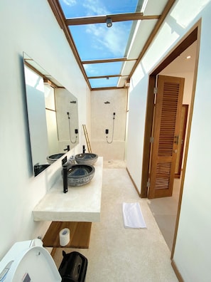 Douche, séchoir à cheveux, serviettes fournies, papier de toilette