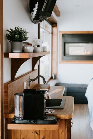 Interior - Pamper yourselves in opulence at Eagle Suite at Beach Hideaway. (Sechelt)