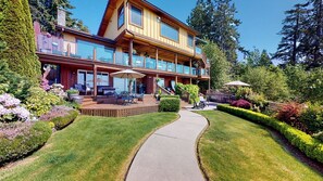 Exterior - Pamper yourselves in opulence at Eagle Suite at Beach Hideaway. (Sechelt)
