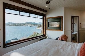 1 bedroom, iron/ironing board, free WiFi, bed sheets - Pamper yourselves in opulence at Eagle Suite at Beach Hideaway. (Sechelt)