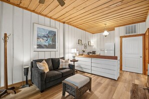 Televisor intel·ligent i llibres 