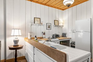 Forn, placa de cuina, cafetera i tetera i torradora 