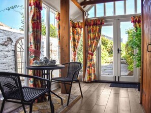 Dining - 2 bedroom accommodation in Kings Lynn (Kings Lynn)