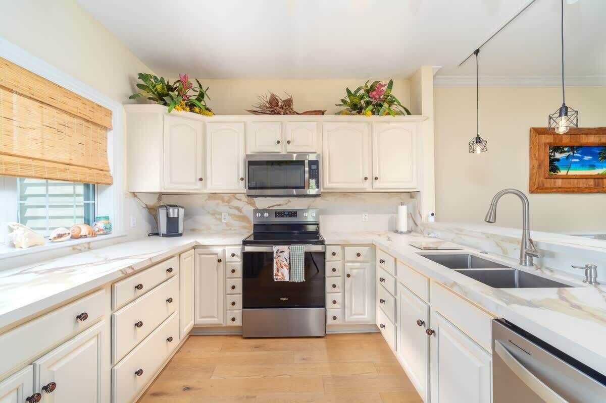 Fridge, oven, stovetop, dishwasher