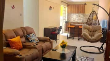 Double Room, City View | Living area