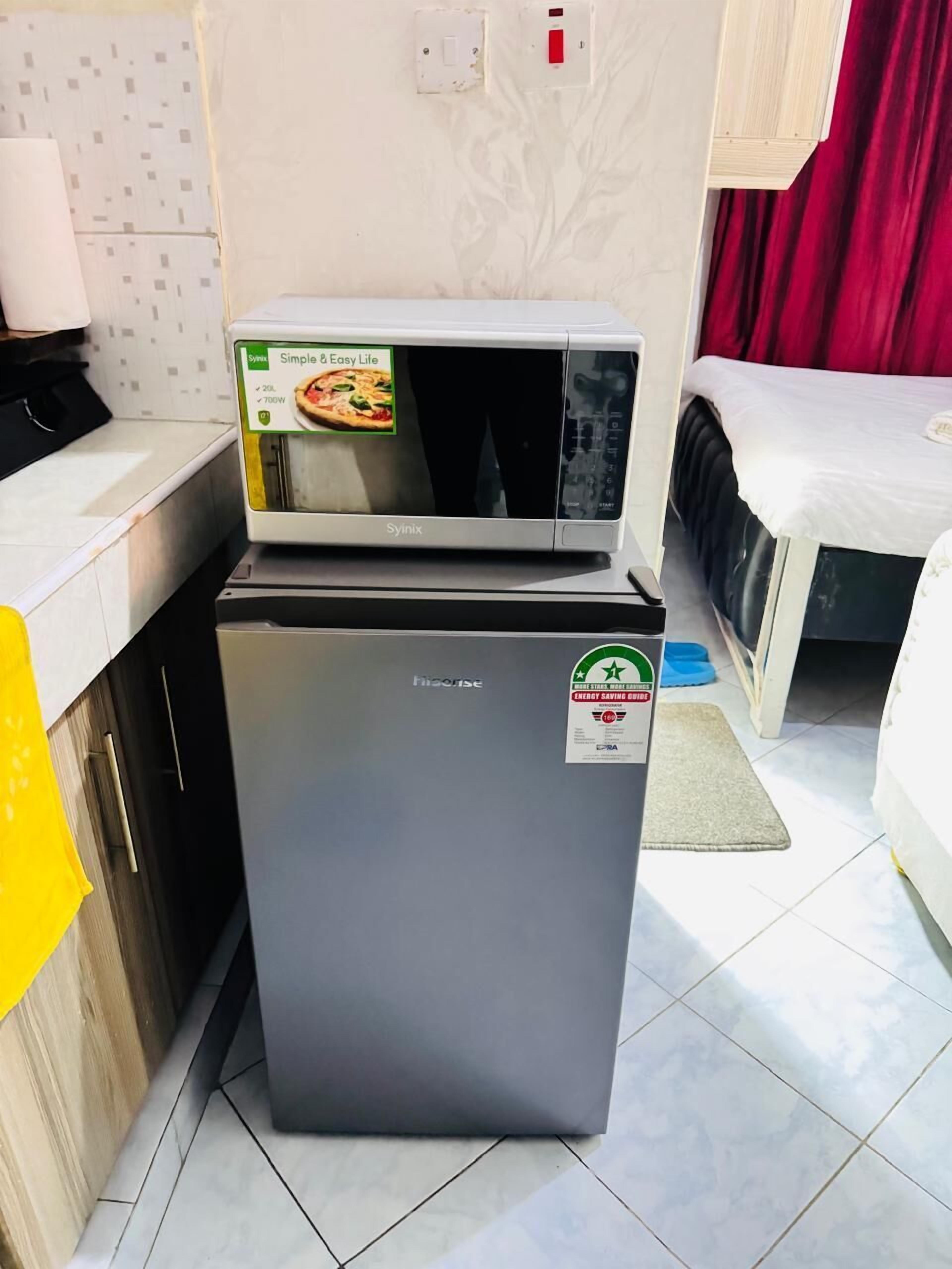 Refrigerador con freezer, microondas, lavavajillas, utensilios de cocina