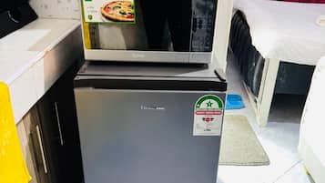 Full-size fridge, microwave, dishwasher, cookware/dishes/utensils