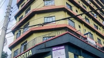 Vista frontal de la propiedad