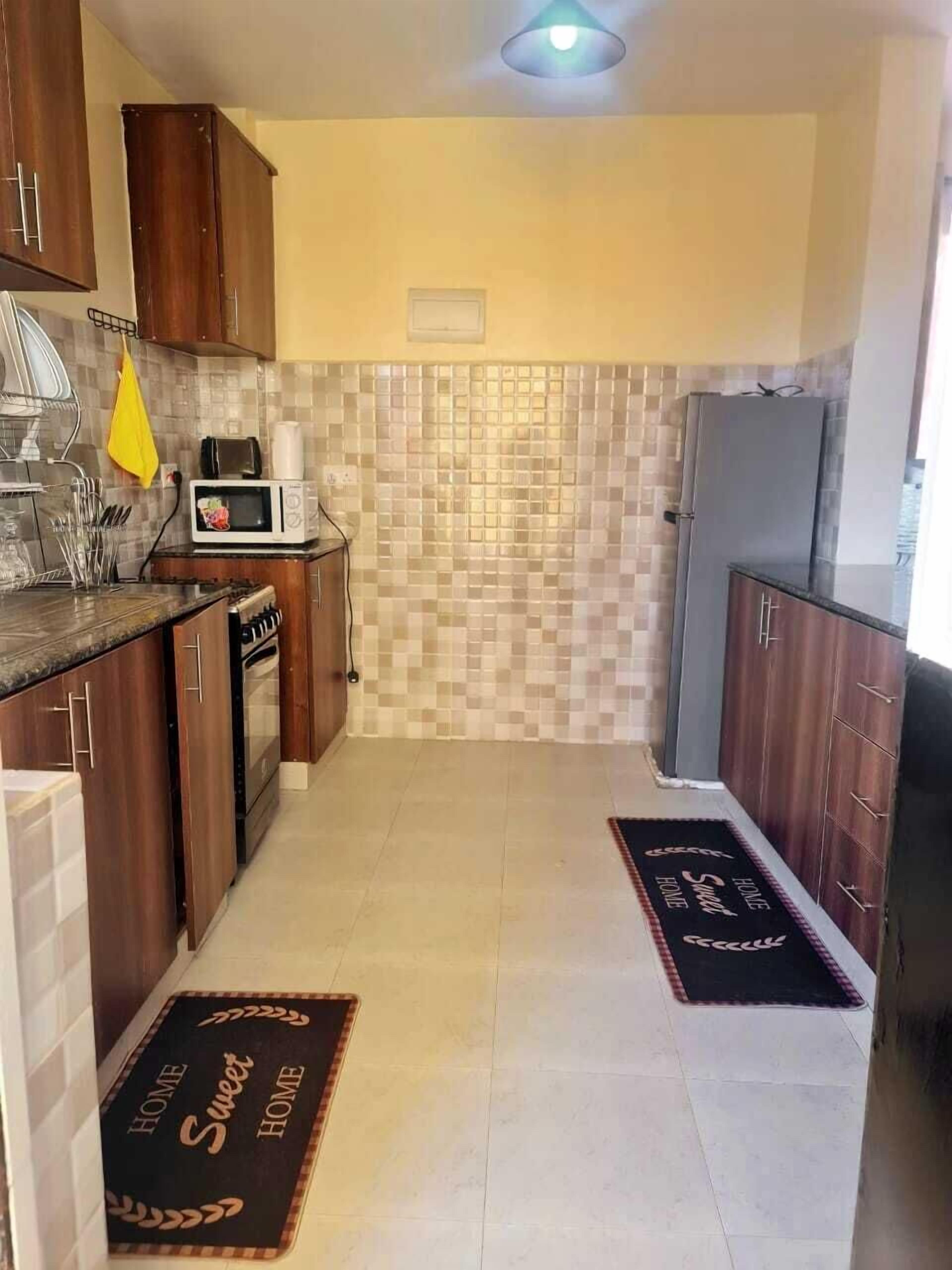 Refrigerador con freezer, microondas, lavavajillas, utensilios de cocina