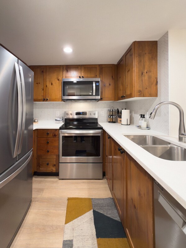 ثلاجة، ميكروويف، فرن، موقد طهي مسطح