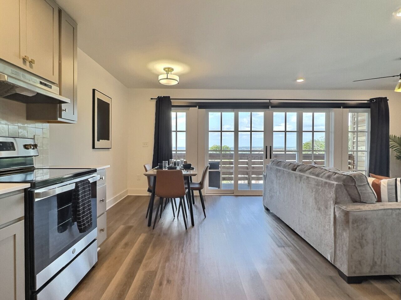 Frigorífico, microondas, horno y placa de cocina