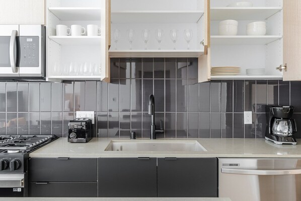 Fridge, microwave, oven, dishwasher - Blueground | Santa Clara, pool, nr Central Park (Santa Clara)