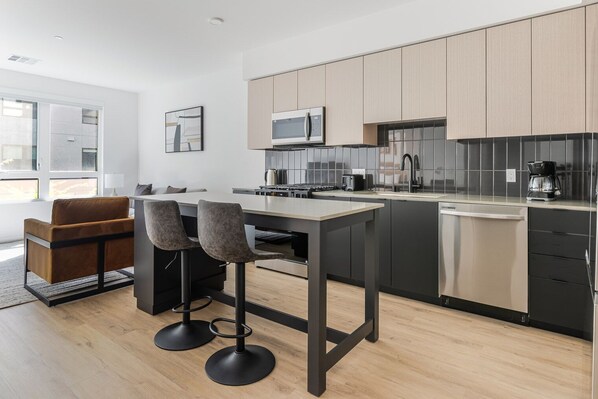 Refrigerador, microondas, horno y lavavajillas 