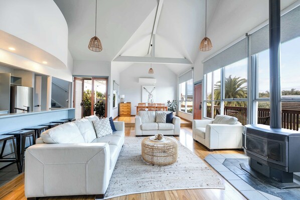 Fireplace, offices - Marlin House Pet Friendly (Ocean Grove)