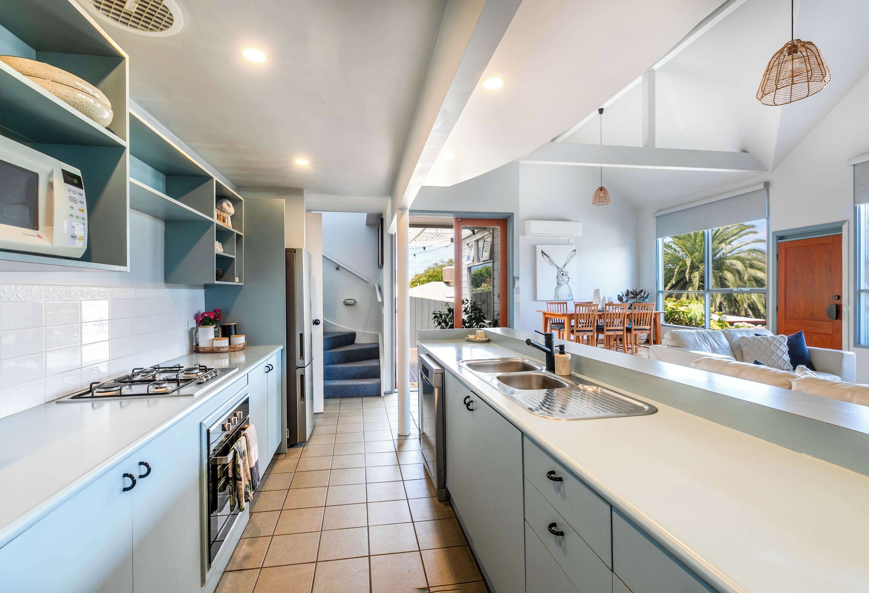 Een koelkast, een magnetron, een oven, een vaatwasser