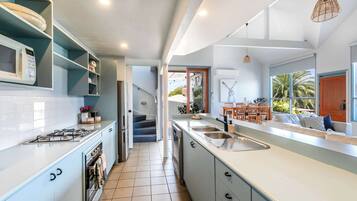 Frigorífico, microondas, horno y lavavajillas