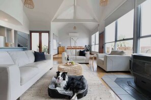 Fireplace, offices - Marlin House Pet Friendly (Ocean Grove)