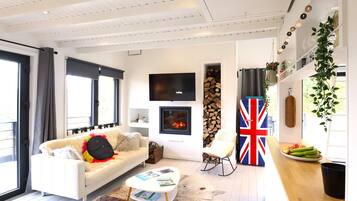 Télévision, cheminée, table de tennis de table