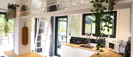 Køleskab, mikrobølgeovn, ovn, kogeplade