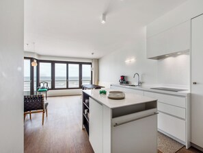 ثلاجة، موقد طهي مسطح، غسالة أطباق، ماكينة لصنع القهوة/الشاي