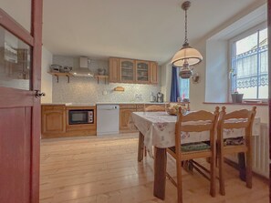 ثلاجة، موقد طهي مسطح، غسالة أطباق، ماكينة لصنع القهوة/الشاي