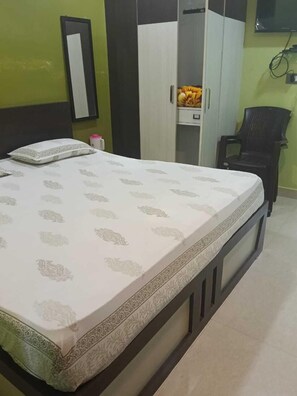 Deluxe Double Room | Desk, laptop workspace - Royal Plaza Homestay (Daringbadi)